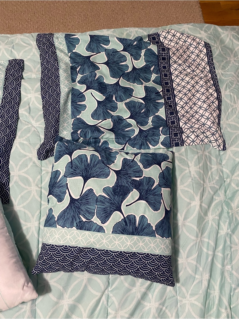 Blue Floral Pattern queen comforter w/ 2 matching shams & 2 match decor pillows - Picture 13 of 15
